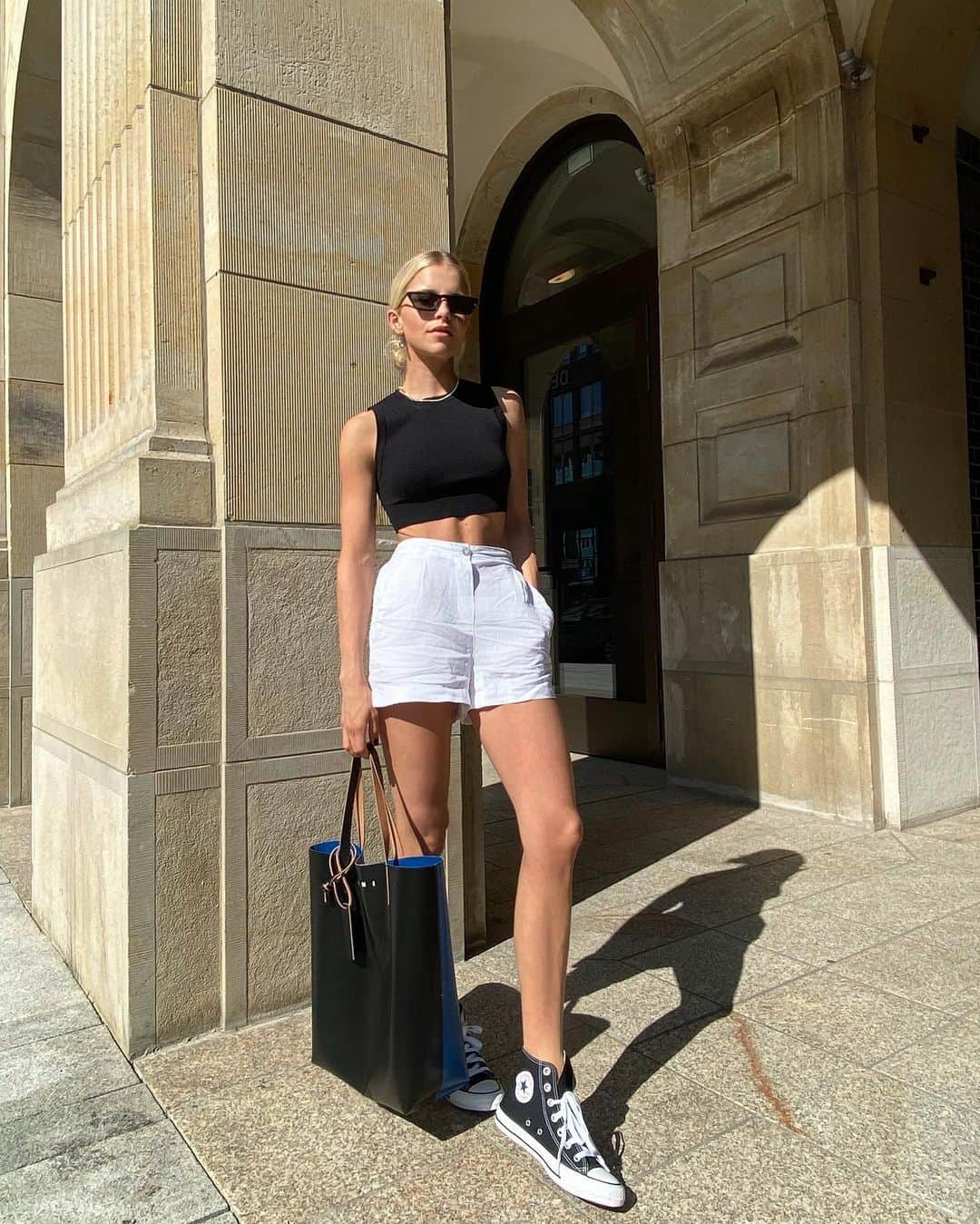 キャロライン・ダウルさんのインスタグラム写真 - (キャロライン・ダウルInstagram)「Weather says “relax” 🦦- laptop in my bag screams “get your life together” 👩🏼‍💻 full look via @zalando #getthelook #zalandostyle Anzeige」7月19日 23時45分 - carodaur