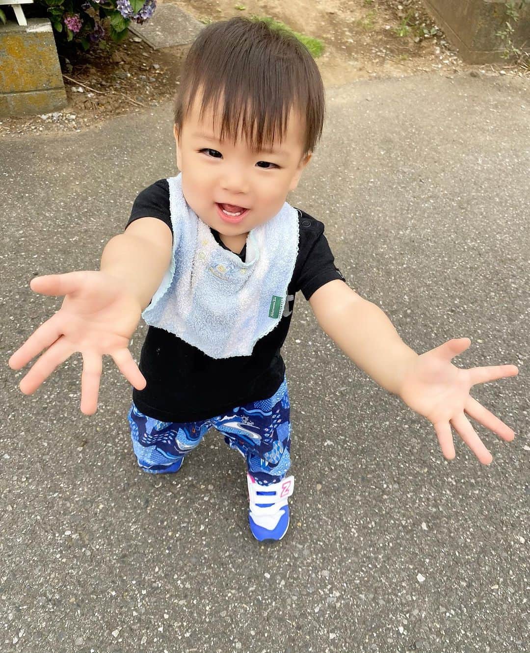 Momoeのインスタグラム：「. .  “見て！これ！！” . ...なんもないやん... . . #happy #家事 #育児 #family #家族 #boy #smile #男の子 #息子 #code #love #lucky #kids #子供 #thankyou #宝物 #ベビー #fashion #follow #心 #縁 #パパ #ママ #家族写真 #男の子ママ #赤ちゃん写真 #photo #子育て #1歳 #flower」