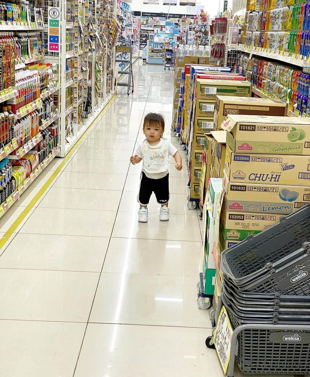 Momoeのインスタグラム：「.  . 薬局でお買い物🔅 1人で買い物したら10分で終わる所 みよと一緒だと30分かかる😂❗️ だけど一生懸命歩いて いろんな物見て学んで 私はその姿を見る30分。 カート片手にうろちょろするみよを見るのは 大変だけどおもしろい😌💓 . . #happy #家事 #育児 #family #家族 #boy #smile #男の子 #息子 #code #love #lucky #kids #子供 #thankyou #宝物 #ベビー #fashion #follow #心 #縁 #パパ #ママ #家族写真 #男の子ママ #赤ちゃん写真 #photo #子育て #1歳 #flower」