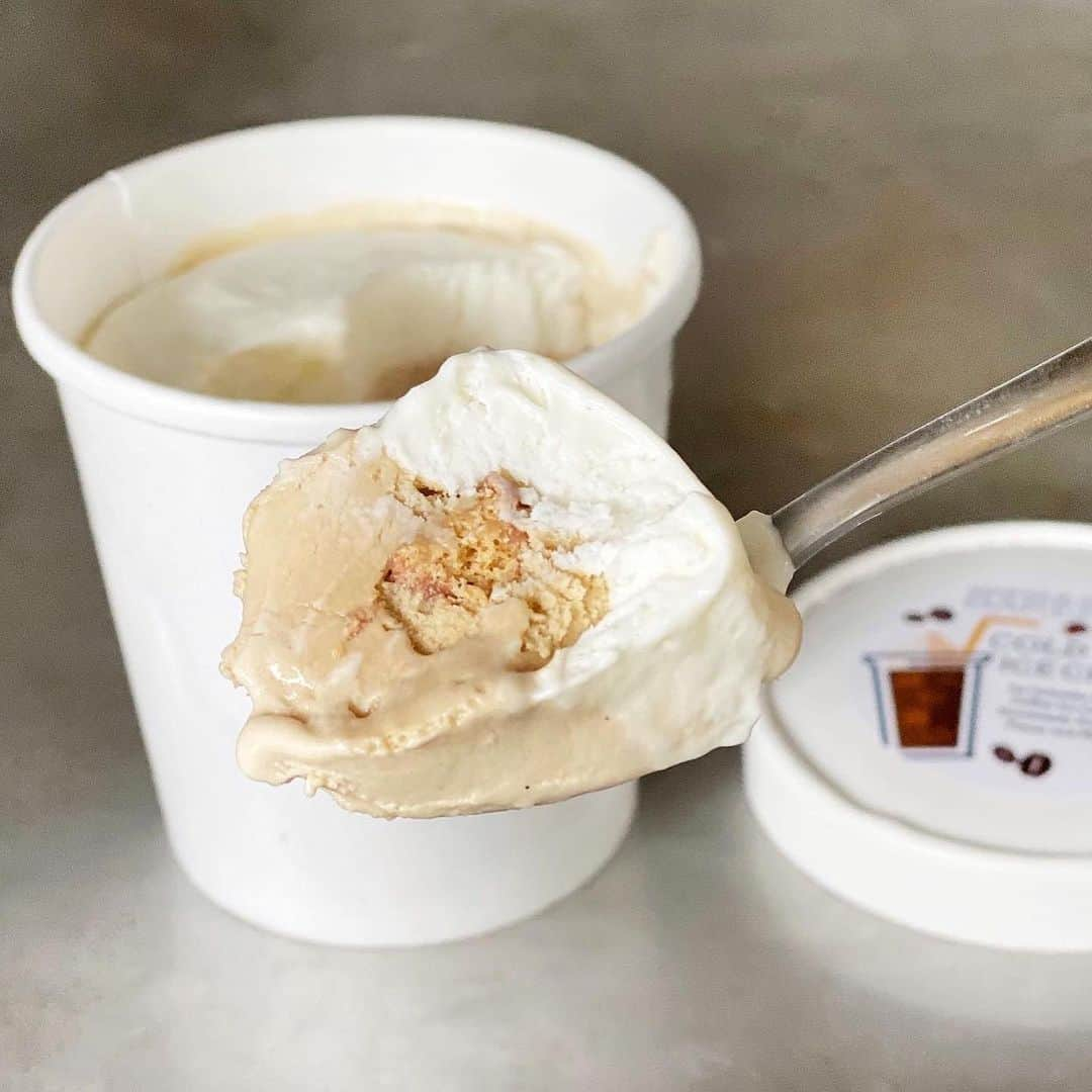 DOMINIQUE ANSEL BAKERYさんのインスタグラム写真 - (DOMINIQUE ANSEL BAKERYInstagram)「Heard it’s #nationalicecreamday. How we do ice cream at the Bakery: pints of Frozen S’mores Ice Cream (with Madagascan vanilla ice cream, chocolate feuilletine, and honey marshmallow), Burrata Ice Cream (creamy burrata ice cream, confit strawberries, and balsamic caramel), and our Cold Brew Ice Cream (@lacolombecoffee cold brew ice cream, anise biscotti, and milk foam). 🍦」7月19日 23時48分 - dominiqueansel