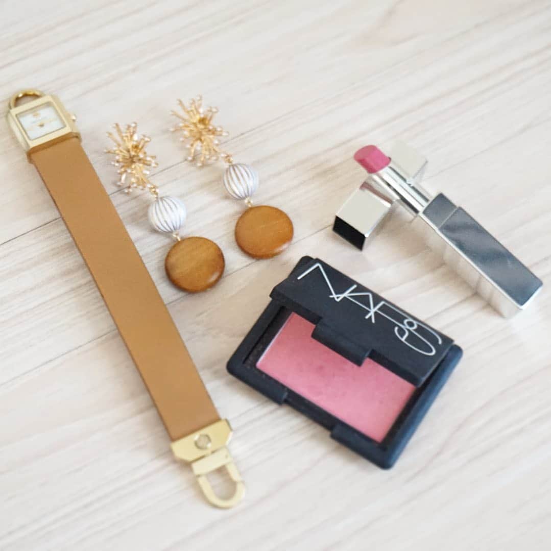花岡維生のインスタグラム：「ベージュ×ピンク♡ 去年の夏もたくさんお世話になったお気に入りの @genic_jewelry のピアス💠今年も大事に身につけてます♡ ブレスレットにも見えるデザインの時計は、夏の手元が映えるから好きです✨ ピンクメイクは、 @ipsa_jp のC07番と、 @narsissist の4013N💗 シンプルな黒ワンピに合わせました☺️ ＊ #accessories #pinkmakeup #ピンクメイク #イプサ #narscosmetics #夏メイク」