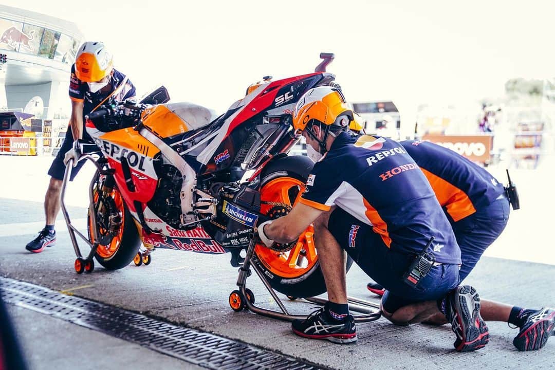 レプソル・ホンダのインスタグラム：「Pit stop 🔛 ⠀⠀⠀⠀⠀⠀⠀⠀⠀ @snapon_uk」