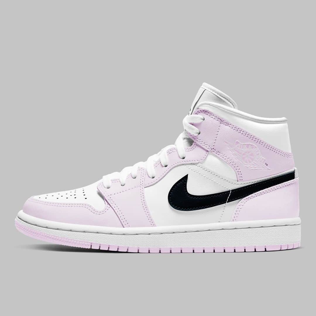 Sneaker Newsさんのインスタグラム写真 - (Sneaker NewsInstagram)「More soft pink tones appear on the Air Jordan 1 Mid, with a sharp black Swoosh adding some contrast. For a closer look, hit the link in our bio.」7月19日 15時00分 - sneakernews