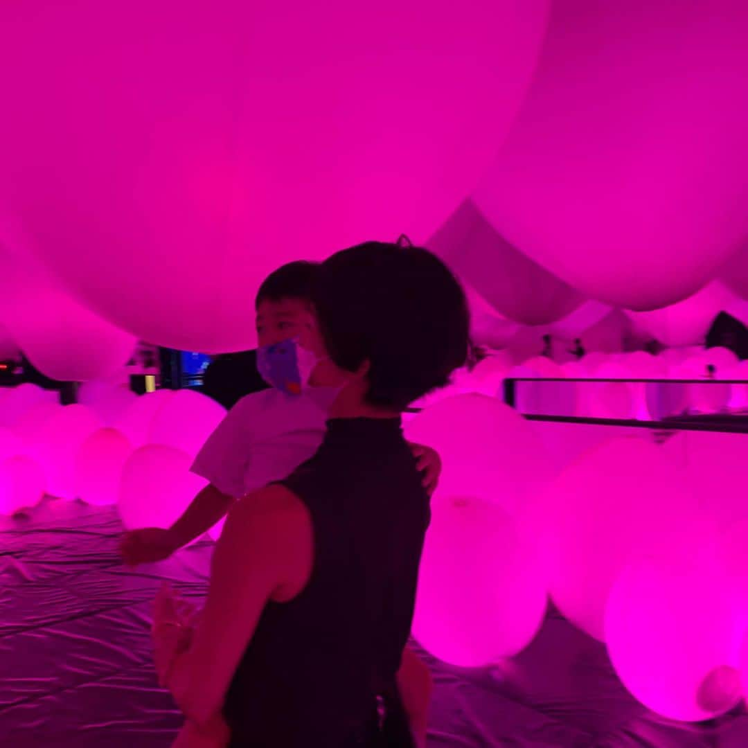 神山まりあさんのインスタグラム写真 - (神山まりあInstagram)「@teamlab  チケット制で人数制限していて、安心して遊べました😌✨ 美しくて楽しかった〜！  #mom #son #love #happy #fun #teamlab #sobeautiful」7月19日 15時01分 - mariakamiyama