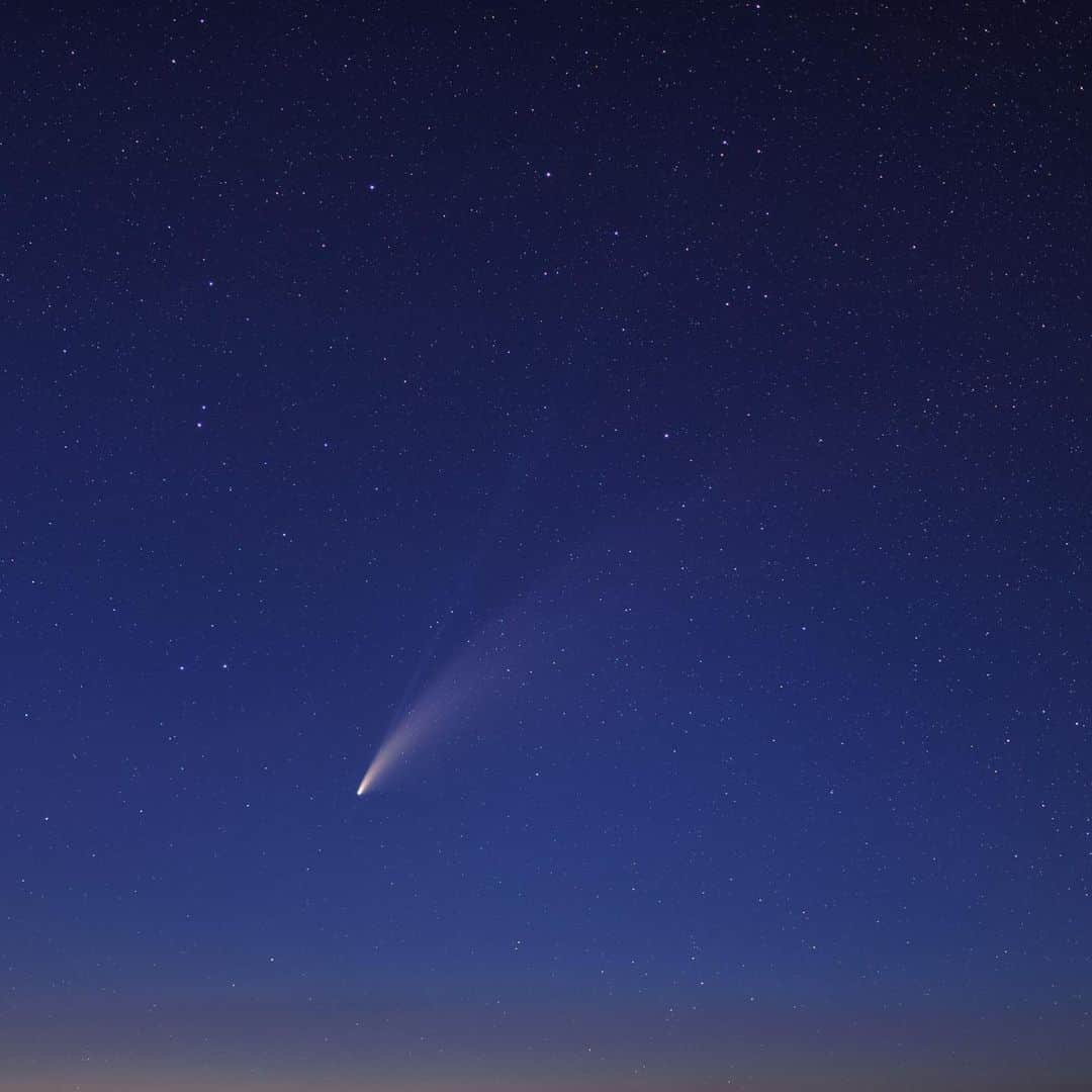 KAGAYAさんのインスタグラム写真 - (KAGAYAInstagram)「この数日、宵の低い空にネオワイズ彗星が見えています。 時間は日没の1時間後が目安です。 方向は北西低く。北斗七星が見え始めたらその下の方を探してください。 街明かりがなければ肉眼で尾も見えますが、街近くでは頭の部分しか見えないでしょう。 双眼鏡ではっきりします。（写真は先日撮影）」7月19日 15時01分 - kagaya11949