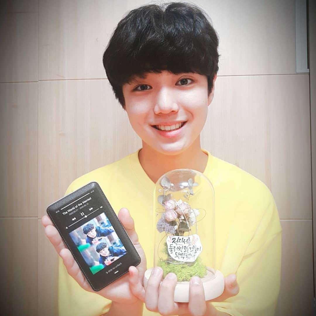チョンジンのインスタグラム：「부부의세계 갤러리 선물 감사 합니다. 이쁘게 간직 할께요~~~♡♡」
