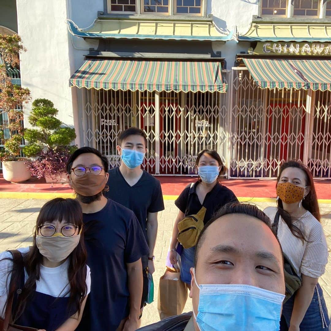 フリーディアのインスタグラム：「So grateful for these friends. I am happy they are in my life and know they have come into my life for a reason. Love we get to work together. We had a great day/event and with open honest conversations. May seem simple but I don’t take it for granted. Thank you to everyone who came by the shop. I appreciate you💕 * * 友達と呼べる写真のみんなとても感謝しています。 彼らが私の人生の中にいることを嬉しく思います、そして彼らが理由のために私の人生に入ってきたことを知っている。 私たちは一緒に仕事をするのが大好きです。 今日は素晴らしい日/イベントであって、率直な会話もできた。 単純に見えるかもしれませんが、当たり前のことではありません。 今日お店にお越しいただいた皆様、ありがとうございました。 みんなと会話をするのが凄く好きで、みんなに感謝💕 #friends #grateful #paperpleaseshop #coffee #stationery #eventday #bakedsale #bakesale」