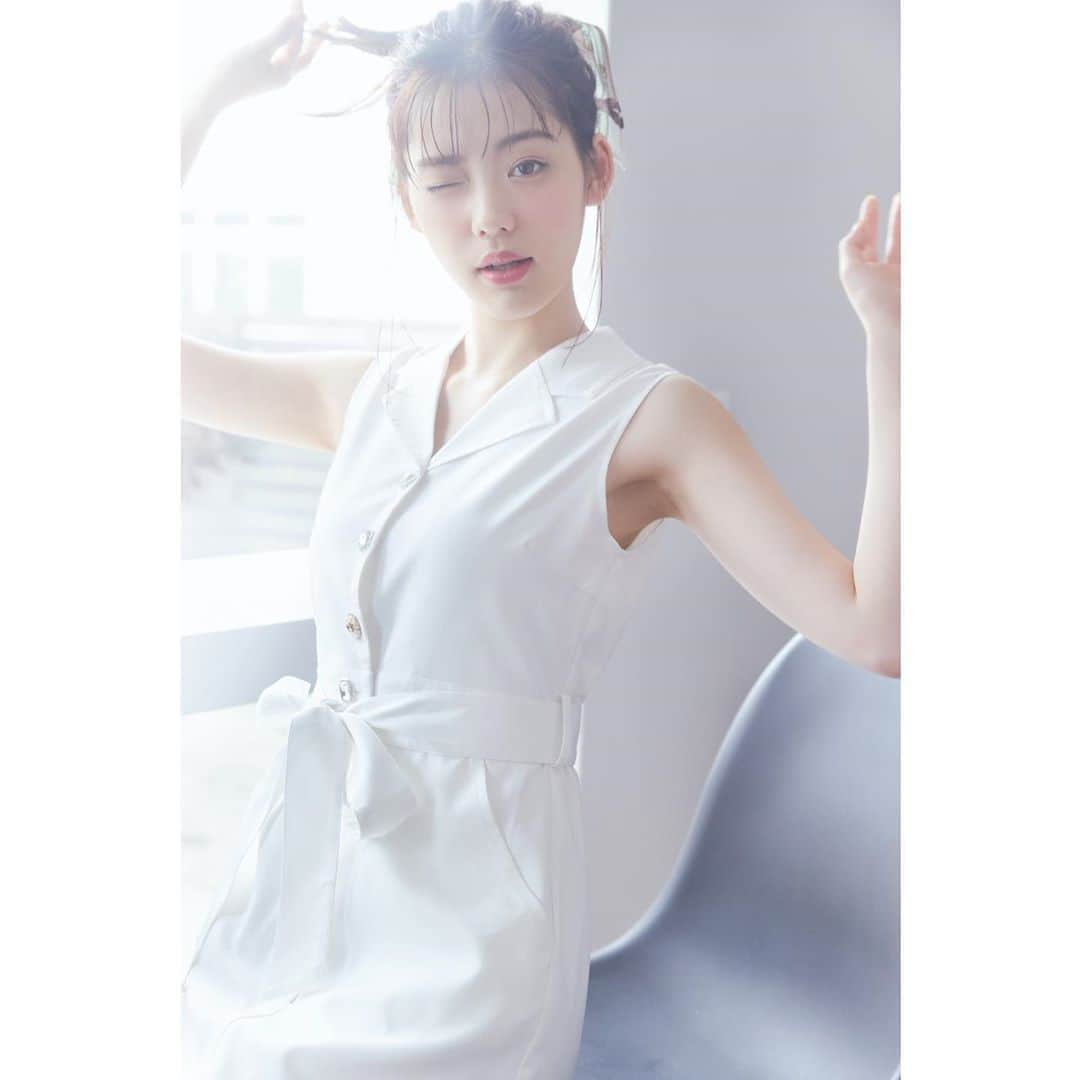 ミーアさんのインスタグラム写真 - (ミーアInstagram)「. . 【WEB CATALOG】 Rayモデルの中村里帆さんとの WEB CATALOG公開中です✨  女性らしいフェミニティを薫らせる ビジューボタン使いのシャツワンピース👗 きちんと見せを叶えるデザインに ウエストマークのリボンベルト使いがガーリーな雰囲気に...❤︎ . #中村里帆 #ray #miia . .____________________________________________. ☑︎ビジューボタンシャツワンピース ¥8,690(taxin)  7月下旬配送予定 .____________________________________________. 画像をタップしてチェック▶︎▶︎」7月19日 15時02分 - miia_official