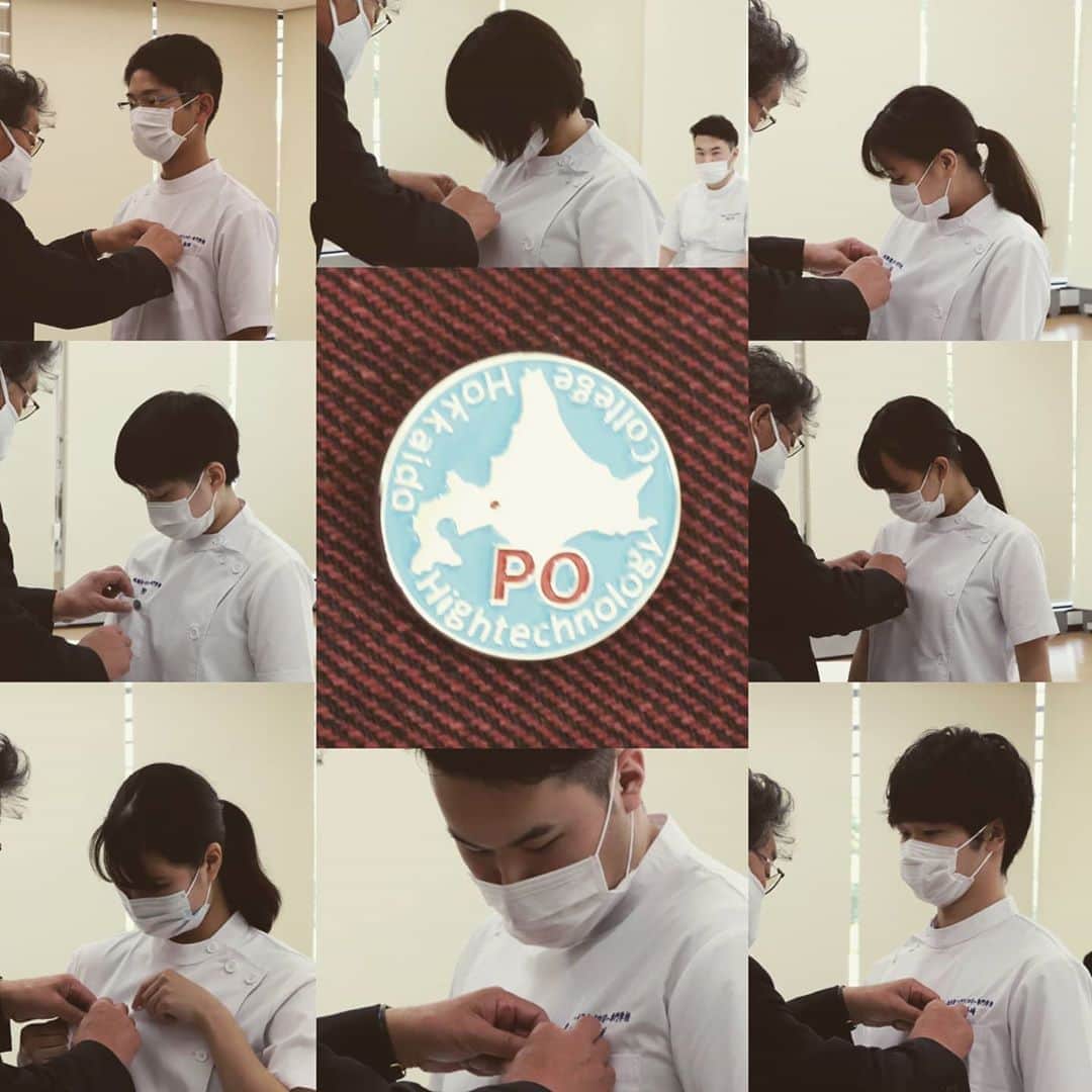 はいてくPOのインスタグラム：「北海道ハイテク☆義肢装具士学科２年生☆ 本日は徽章授与式！ 初めて学外実習に臨む２年生が、実習頑張るぞ！と決意を再確認するための場です。  #北海道ハイテクノロジー専門学校  #義肢装具士学科  #徽章  #緊張  #式典  #がんばれ2年生」
