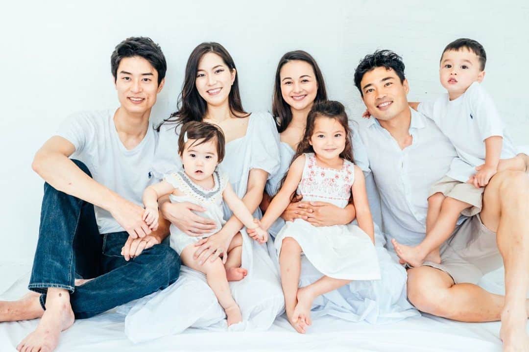 エリナ シルカのインスタグラム：「集合写真♡ さっちゃんがずっとつむちゃんのこと気にかけてて、なんだかお姉さんの練習してるみたいで ほのぼの〜☺️」