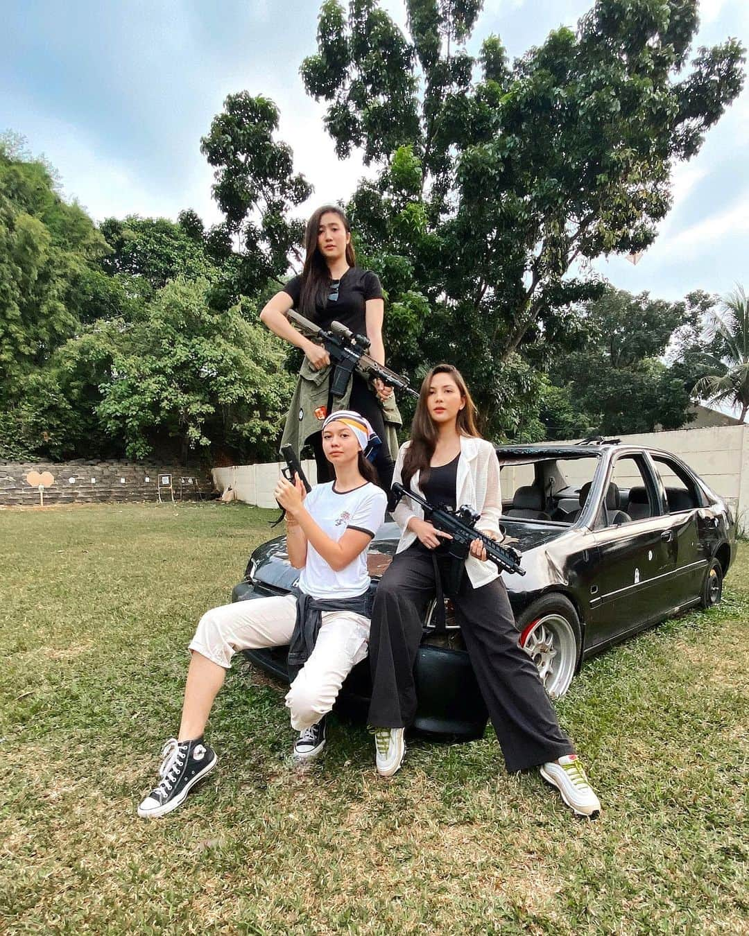 ユキ・カトウさんのインスタグラム写真 - (ユキ・カトウInstagram)「Charlie’s angels in training LOL😆 This is totally new for me but it’s worth to try! Want to know did I miss or hit it? Swipe left! #diaryukikato」7月19日 15時17分 - yukikt