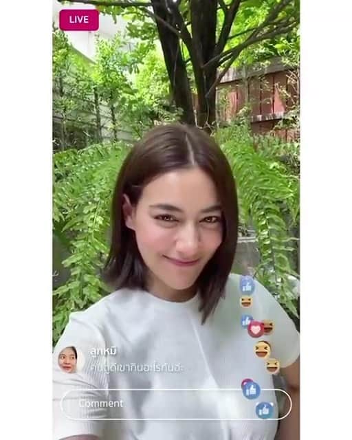 のインスタグラム：「คนดูดีเค้ากินอะไร? 🤔 เป็นคำถามยอดฮิตที่ทุกคนสงสัย คิมขอแนะนำ >> “ไส้กรอกค็อกเทลผัก 3 สี” จากซีพีดีไลท์ ประกอบด้วยผัก 3 ชนิด แครอท, เห็ดหูหนู และผักโขม ที่มีไฟเบอร์สูงช่วยระบบขับถ่าย แถมอร่อยทานง่าย...อยากตัวเบาและดูดีเหมือนคิมไม่ต้องรอ👉รีบไปหาซื้อได้แล้วที่ 7-Eleven ทุกสาขา  #ค็อกเทลผัก3สี #อร่อยตัวเบา #คนดูดีเค้ากินซีพีดีไลท์ #CPDELIGHT 💚💚💚💚」