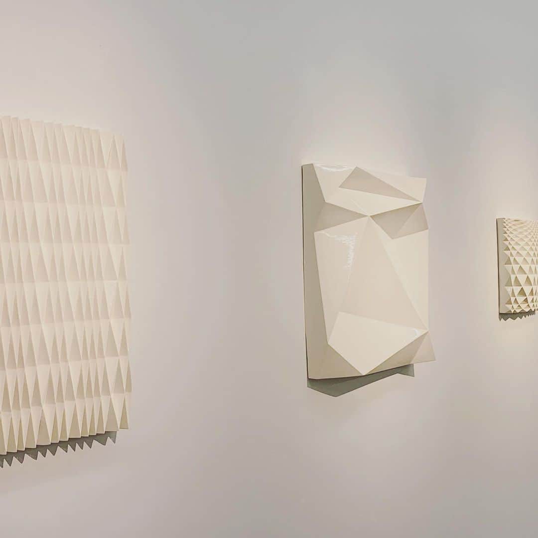 INSIDE FUJINGAHOさんのインスタグラム写真 - (INSIDE FUJINGAHOInstagram)「陶芸と最先端テクノロジー融合させて新たな形を模索する陶芸家・奈良祐希さんの個展が、南青山のAkio Nagasawa Galleryにてスタート（～8/29)  今回、代表作「Bone Flower」シリーズに加え、壁にかけられる新作「Ice Wall」シリーズを発表。線と面、平面と立体の間のような独特の存在感を放つ作品は、金沢の雪景色からインスピレーションを得たと言います。  奈良さんのご実家は、350余年の歴史を誇る金沢の茶陶の名門、大樋焼窯元。日本文化や伝統を幼い頃から身近に学び、建築家でもある彼が生み出す作品は、独創的かつ超現代的❗️  #婦人画報7月号 #奈良祐希 #Narayuki #Hybridzing #akionagasawagallery #建築家 #陶芸家 #大樋焼 #父は11代大樋長左衛門 #金沢」7月19日 15時31分 - fujingahojp