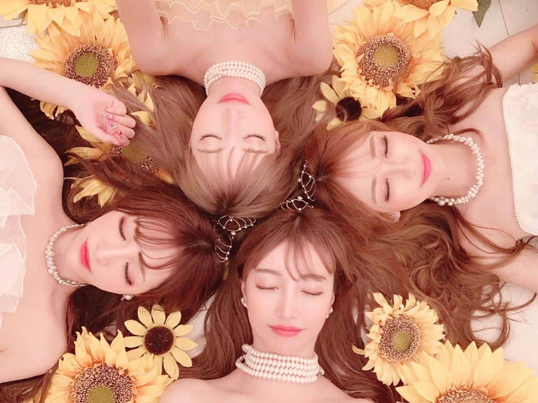 寿リリカさんのインスタグラム写真 - (寿リリカInstagram)「♡ ひまわり畑で🌻おひるね🌻💤 ♡ #ヒマワリ #向日葵 #姫会 #シンデレラハウス #himekai #birthday #sunflower 🌻✨✨」7月19日 15時28分 - ririkakotobuki