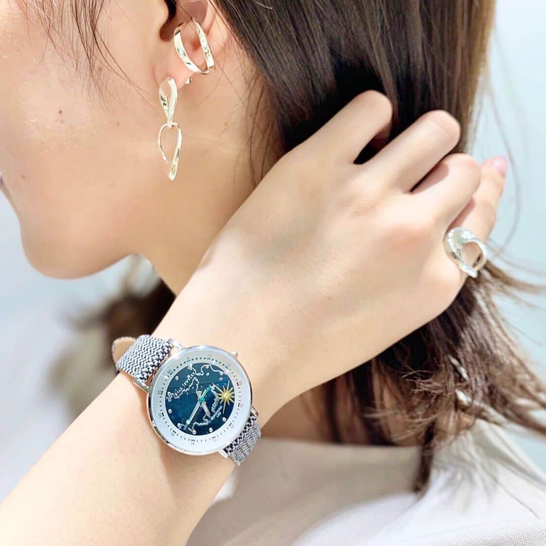 のインスタグラム：「【THE EARTH WATCH】 ケースとストラップのカラーを選べる限定ウォッチからSILVER×BLACKのコンビをセレクト。 ボリュームのあるシルバージュエリーと組み合わせてマニッシュにまとめて。  #starjewelry #スタージュエリー #theearthwatch #watch #時計 #earth #sustainable  #silver #silver925  #ring #リング #pierce #ピアス #earcuff #イヤーカフ #jewelry #夏コーデ」