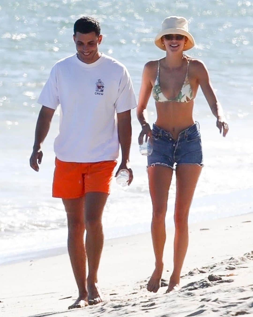 Just Jaredさんのインスタグラム写真 - (Just JaredInstagram)「@kendalljenner & Fai Khadra (@yourboyfai) share a laugh while going for a walk along the beach! #KendallJenner #FaiKhadra Photos: Backgrid」7月19日 15時36分 - justjared