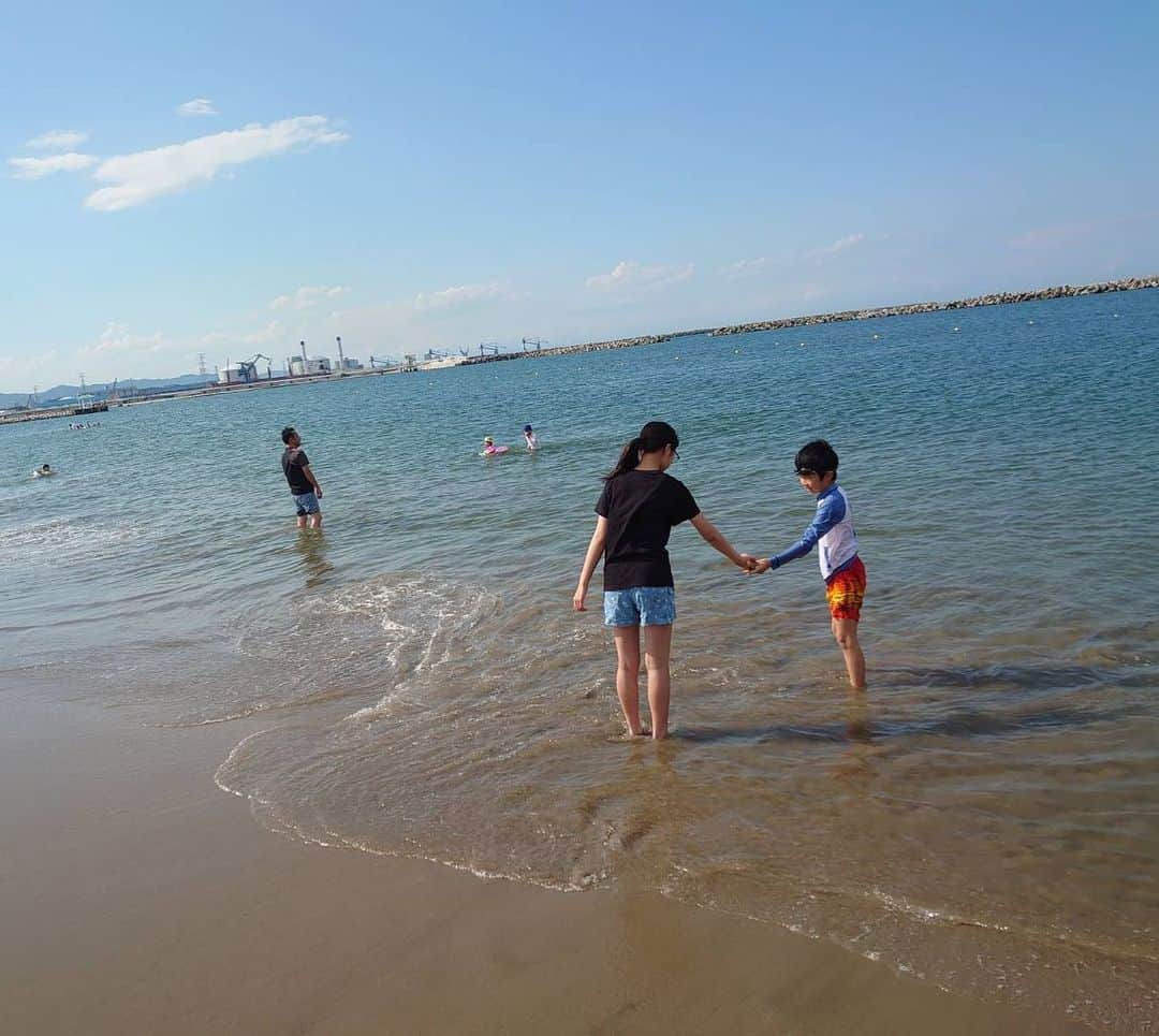 LOVEのインスタグラム：「去年一緒に泳いだキッズが、今日の海とわかめを送ってくれました🤣  昨日、海開き！ みなさん、はいご一緒にー！ 今年も福島県相馬市の海開き...  「おめでとうーーー！！！」 🎉🐳🎉  #マジで #海の写真見た瞬間 #ほんとならここにいたかと思うと #家壊しそうになった #泳ぎたい #あああ #海行きたい！！！」