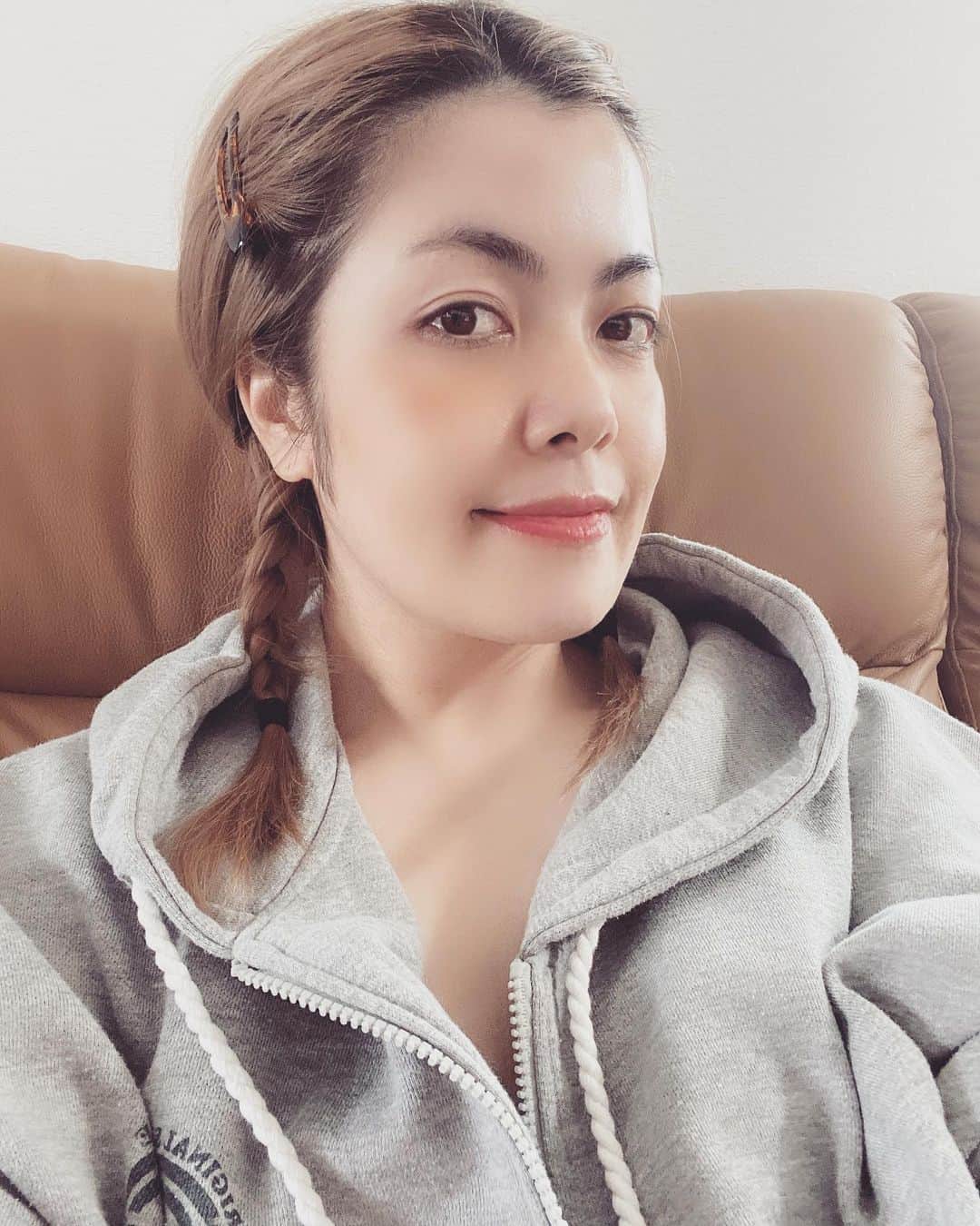 のインスタグラム：「・ 退院から5日。 まだまだ安静に過ごしています🦥🍀 お天気いいね🌞」