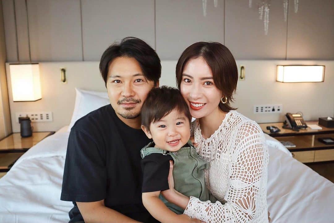 ソンイのインスタグラム：「結婚4周年 & 交際8周年💍🌹﻿ ７月１７日は結婚記念日だったので、家族でお祝いをしました🥂💍﻿ ﻿ 遠出はできないので都内のマンダリンオリエンタル東京さんに１泊２日のお泊りをして、日常から気分転換して贅沢な時間を堪能でき最高なリフレッシュになりました🥺✨﻿ ﻿ コロナ対策も徹底されているし、子供連れへのおもてなしのお心遣いも本当に素晴らしすぎて感激しっぱなしで😭🙏🏻﻿ 子供仕様に食事の調理アレンジはもちろん、お部屋にも遊ぶスペースやおもちゃ、ベビーベッド、ベビーバス、ミルトンまで用意してくださり😳👏🏼﻿ ファミリーでのお泊りも快適すぎました🤍﻿ ﻿ 食事も最高に美味しくて夜景も綺麗で、お祝いへのお心遣いまで😭🌹🍾﻿ 家族がずっと笑顔で過ごせた幸せなお祝いとなりました🌹﻿ 👨🏻これからも末長くよろしくどうぞ💍﻿ ﻿ #結婚記念日 #交際記念日 #記念日デート #家族写真 #1歳4ヶ月﻿ #記念日フォト #ファミリーフォト #マンダリンオリエンタル東京﻿ #ImAFan #InspiredByMO #motokyoto」
