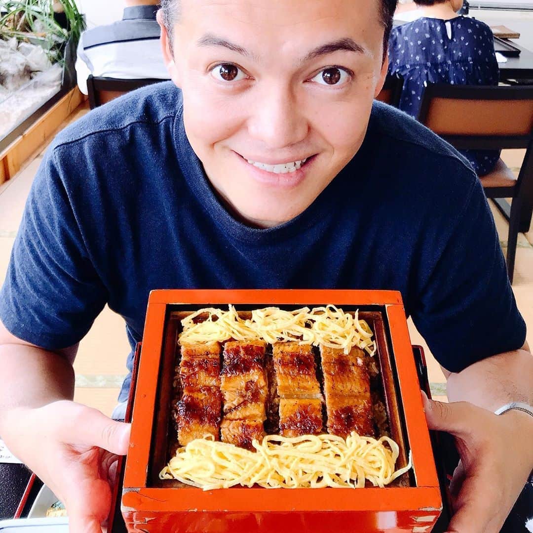 三好ジェームスのインスタグラム：「明後日の土用丑の日を前に" せいろ蒸し"  ふっくら旨旨😋　　  #土用丑の日#鰻#せいろ蒸し#うなぎ#ウナギ#蒲焼#富松うなぎ#柳川屋#吉塚うなぎ#やまさき#せいろ蒸しのお昼ごはん」