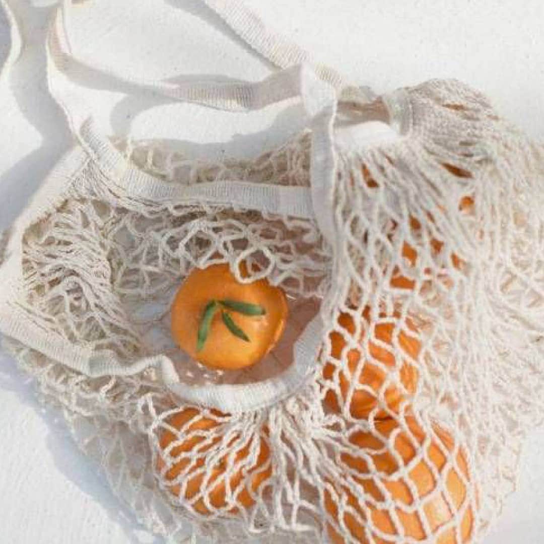 ベンシモンのインスタグラム：「Cure vitaminée 🍊  ​Et vous, vous glissez quoi dans votre panier d'été ? ☀️ ​Tout le week-end profitez de notre collection en solde jusqu'à -40% en ligne et dans nos boutiques (lien dans la bio) ​🇬🇧 Vitamin cure 🍊 And what did you put in your summer basket? ☀️ All weekend enjoy our collection on sale up to 40% off online and in our shops (link in the bio) #vitamine #summer #inspiration #mood」