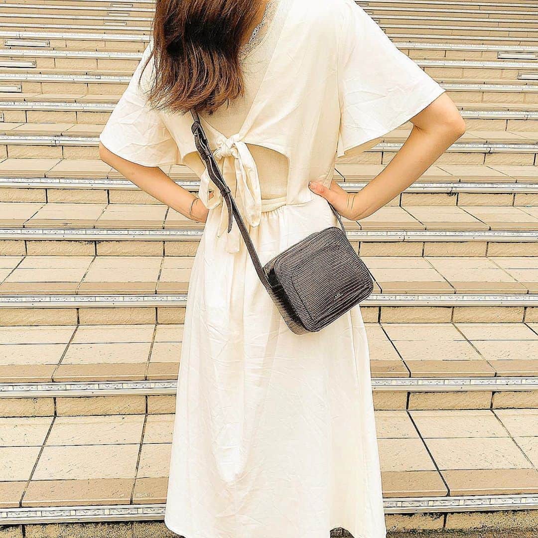 前田亜美さんのインスタグラム写真 - (前田亜美Instagram)「. . 最近の私服。. . 後ろが可愛い @emmyofficial.jp  のワンピース。. スライドしたら後ろ見えるよ . この時は寒かったからカーディガン羽織っちゃったよ。. . . なんかさ、雨が多くてじめじめしてるよね。マスクしてさらにジメジメ。. .  . 今日は暖かくて嬉しい。 日差しっていいね𓂃𓈒𓏸 . . #私服 #ami私服」7月19日 16時28分 - ami___maeda0601