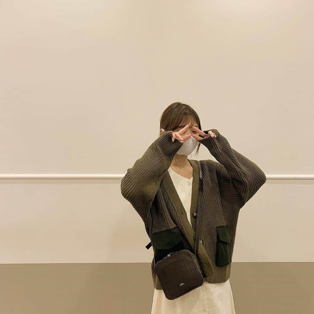 前田亜美のインスタグラム：「. . 最近の私服。. . 後ろが可愛い @emmyofficial.jp  のワンピース。. スライドしたら後ろ見えるよ . この時は寒かったからカーディガン羽織っちゃったよ。. . . なんかさ、雨が多くてじめじめしてるよね。マスクしてさらにジメジメ。. .  . 今日は暖かくて嬉しい。 日差しっていいね𓂃𓈒𓏸 . . #私服 #ami私服」
