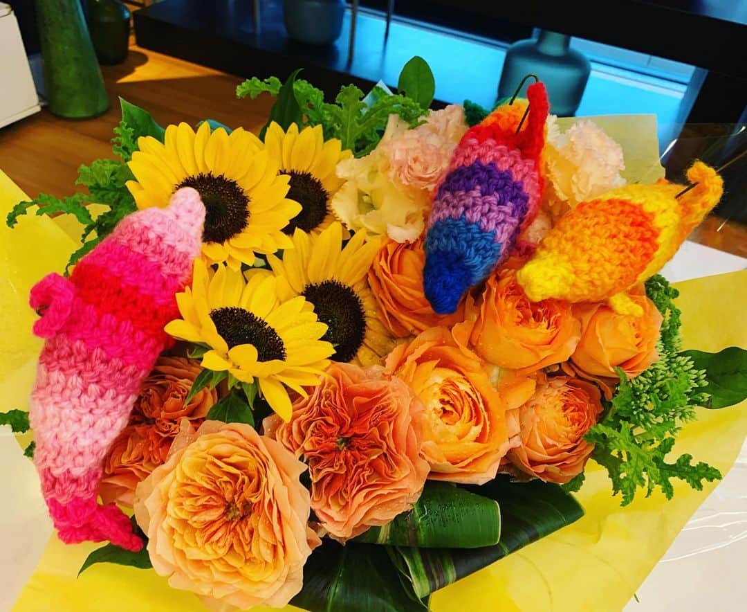 青田典子さんのインスタグラム写真 - (青田典子Instagram)「お祝いの花束 ありがとうございました☺️😊 ケイトのイルカが泳いでます〜🐬✨🐬✨🐬」7月19日 16時31分 - norikoaota