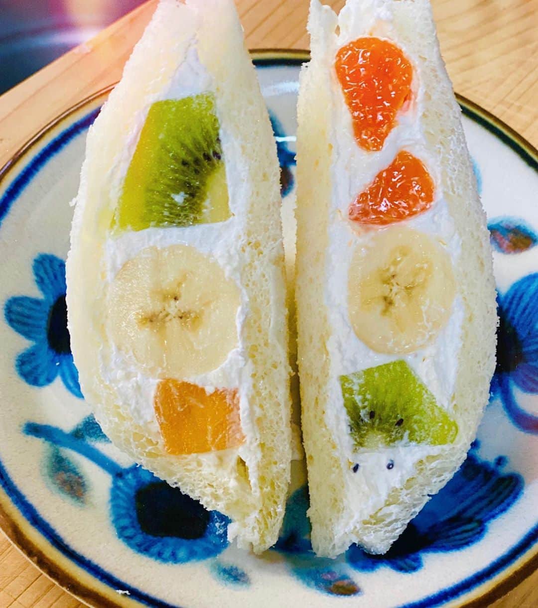 蒼山幸子さんのインスタグラム写真 - (蒼山幸子Instagram)「本日のおやつ。 雑なフルーツサンド。🍓🍊🍌 クリームは クリームチーズ入り。 見えないところに ブルーベリーも 入れました。 やっぱりカスタードは 入ってない フルーツサンドが好きだと 再確認。 やーん。できたて、おいし。😌」7月19日 16時45分 - sachiko_aoyama