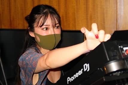 DJ mariennuさんのインスタグラム写真 - (DJ mariennuInstagram)「💿💿💿 @azumaya_shibuya  #dj #二枚目の謎に目力　 #真剣さ」7月19日 16時51分 - mariennu1202