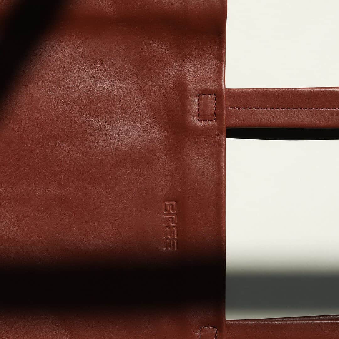 ブリーのインスタグラム：「One colour of the autumn collection is a deep red, which reminds of fresh foliage, flowers and berries. Especially with our Simply a strong tone that puts the calm and naturalness of the bag in the focus.  Photo by @fabianlueck . . . #breesince1970 #50yearsofbree #anniversary #madetomakeadifference #breevolution #handbags #leatherbags #purequality #purefashion #sustainablefashion」