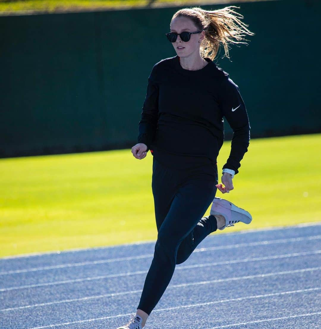 ライリー・デイのインスタグラム：「Temp drops below 24degrees and I wouldn’t dare take my trackies off at training 🥴」