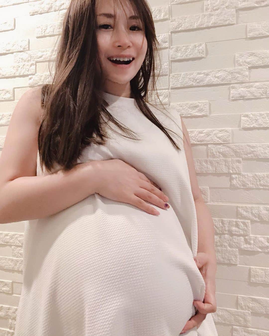 のインスタグラム：「赤ちゃんが女の子だとお腹が全体的に丸い感じってよく言われるけど、本当だ💡 5年前のレンくんの時と全然違う✨ ・  性別のせいなのか、5年の歳月のせいなのかは怪しいとこやケド😂 ・ 出産準備し出しました💡お家もまだまだ片付けないと💦 ・  #matanitylife #妊婦生活 #マタニティコーデ #pregnant #pregnantbelly #matanityphoto #pregnantlife #妊婦記録」