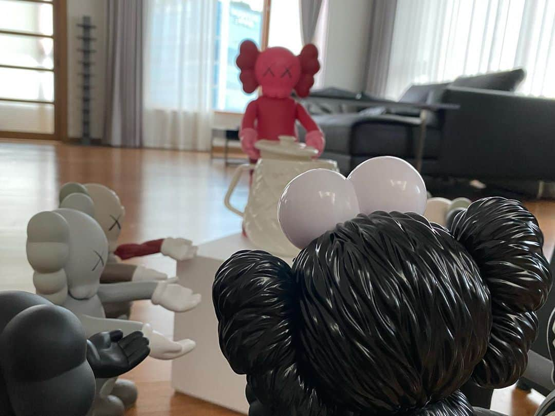 キム・ヨングァンさんのインスタグラム写真 - (キム・ヨングァンInstagram)「Always @kaws #take #teapot thanks」7月19日 16時57分 - aksakfn12