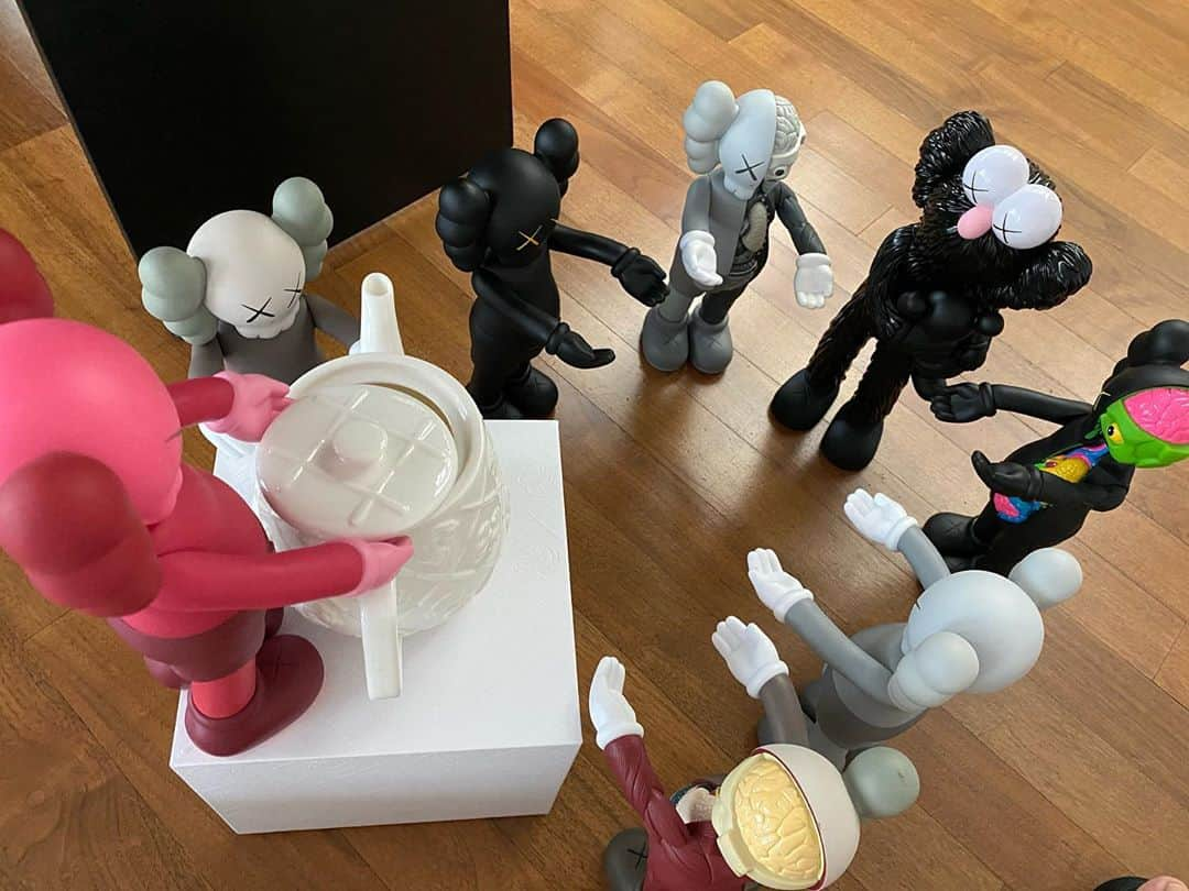 キム・ヨングァンさんのインスタグラム写真 - (キム・ヨングァンInstagram)「Always @kaws #take #teapot thanks」7月19日 16時57分 - aksakfn12