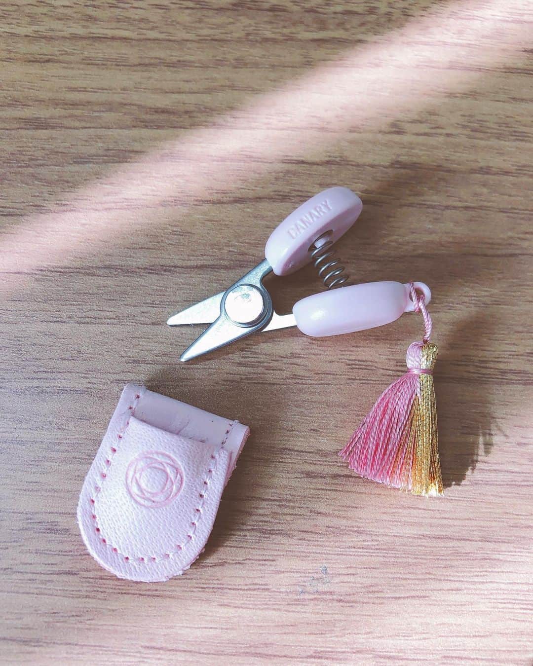 のインスタグラム：「超便利な豆ばさみでいつも持ち歩いています。日本の老舗刃物メーカーが作った全長35mmの可愛らしくて切れ味抜群なこの豆ばさみは、ポーチに潜ませておくと本当に役に立ちます。桜色の絹糸と金糸のタッセルも職人の手によって作られています。まさに日本のクラフトマンシップ！気になる方はCohanaのサイトをチェック！Check this Cohana’s mini scissor made by craftsmen in Japan! #cohana #madeinjapan #craftsmanship #scissors #mini #ethical #エシカル #コハナ #豆ばさみ #匠の技 #職人技 #地域産業 #便利グッズ」