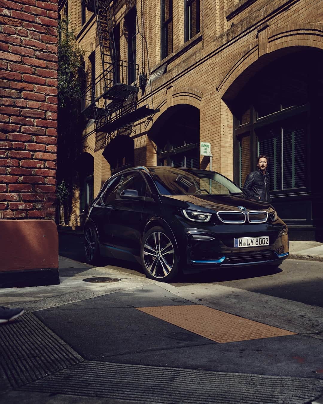 BMWのインスタグラム：「Fresh tunes of the city. The BMW i3s. #THEi3 #BMW #BMWi3 #BMWi __ BMW i3s (120 Ah): Energy consumption in kWh/100 km (combined): 14.6–14.0. Fuel consumption in l/100 km (combined): 0.0. CO2 emissions in g/km (combined): 0.  Further information: www.bmw.com/disclaimer. Acceleration (0-100 km/h): 6.9 s. Power: 135 kW, 184 hp, 270 Nm. Top speed (limited): 160 km/h.」