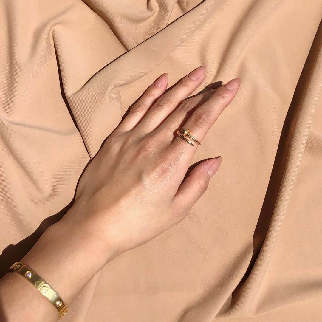 椿彩加のインスタグラム：「. 撮影の為に今までのネイル史上 1番ナチュラルな爪💅🏼 . 昔から爪の形だけは自慢なんだよね。 けど血管出てるし関節太いから 魔女みたいな手だねって言われるけど あなた魔女の手見たことあるんですか？ . #爪 #ほぼ自爪 #ネイル #昔から #爪の形だけは #自慢 #natural #nails」