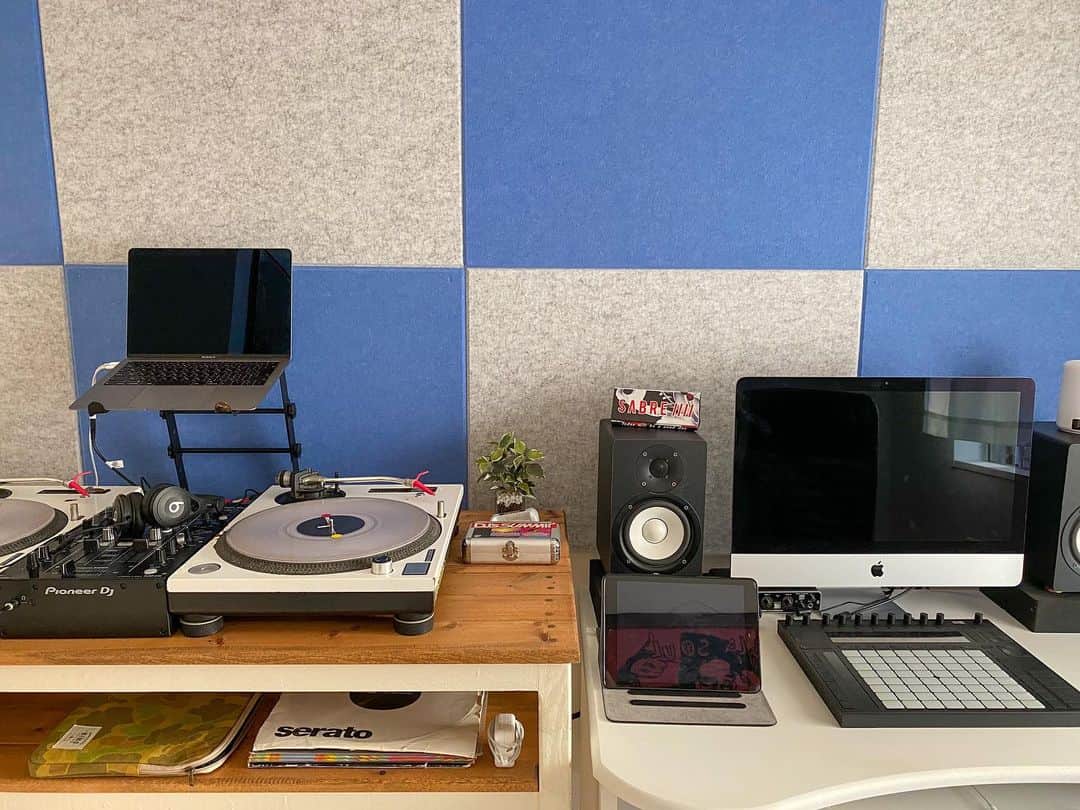 DJ ATSUのインスタグラム：「ようやく部屋も片付き始めて少し落ち着きました。﻿ 明日からは各所役所にも行かなきゃだったり、手続きだったりはありますが、とりあえずひと段落。﻿ ﻿ あー久しぶりの晴れ間も見えて、気持ち的にもスッキリしました♪」