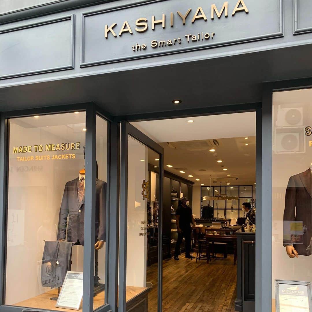ベルナール・アッカのインスタグラム：「今後のスーツのためにもまずは今のサイズをチェックせな。 なんだかんだで太ったからね。#コロナ太りに注意❗️  にしてもkashiyama the smart tailorの皆さんとても丁寧に対応していただきありがとうございます。#kashiyamathesmarttailor」