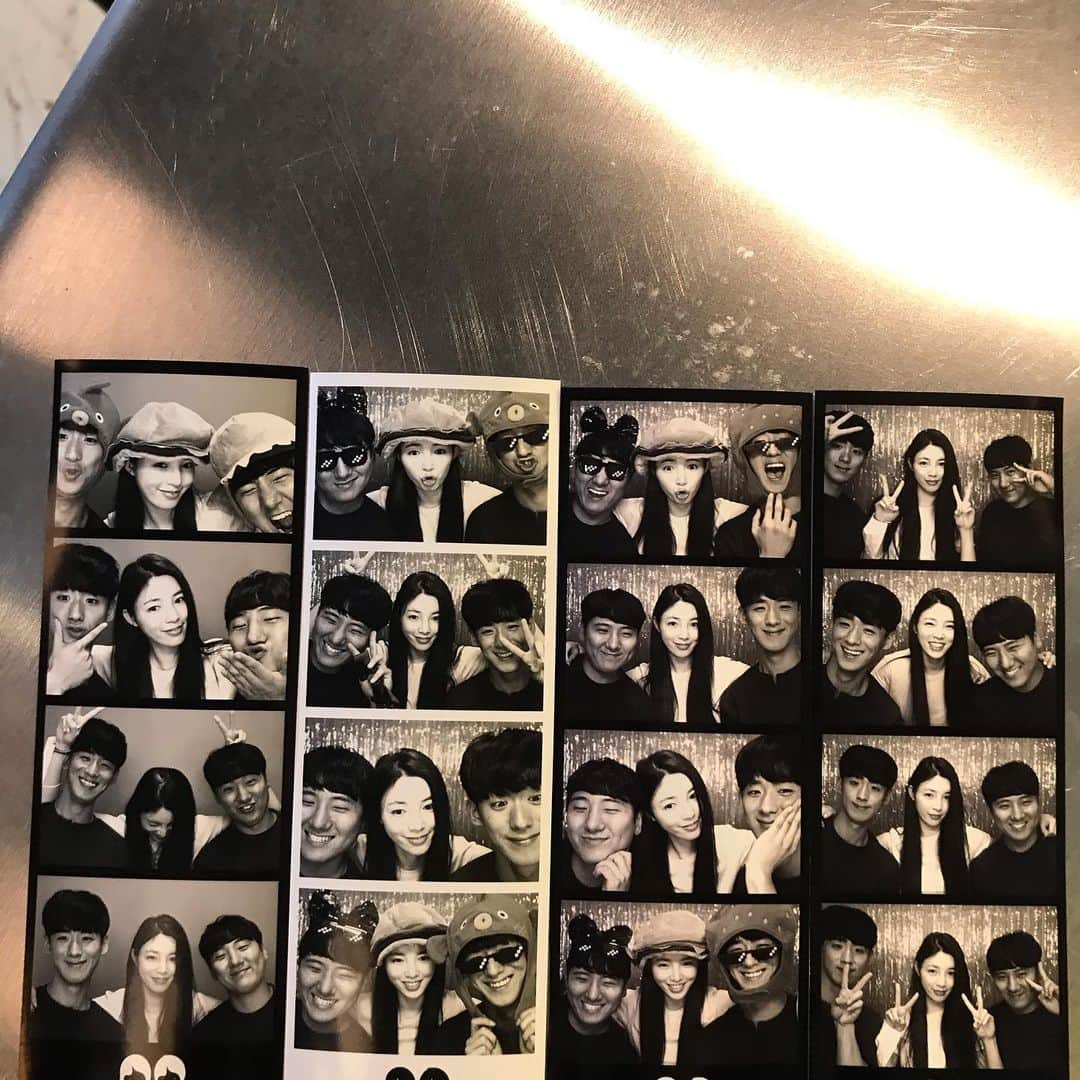 ユ・スンオクさんのインスタグラム写真 - (ユ・スンオクInstagram)「-> “선생님, 사진 찍어드릴게요” 그렇게 #📸 ‘ 찰칵 ’ 교생실습 때 만난 _어느덧 8년이 지났지만 여전히 티없이 맑고 순수한 아이들, #🙋🏻‍♂️ 🙋🏻‍♂️#👩🏻‍🏫」7月19日 17時25分 - seungok_yu