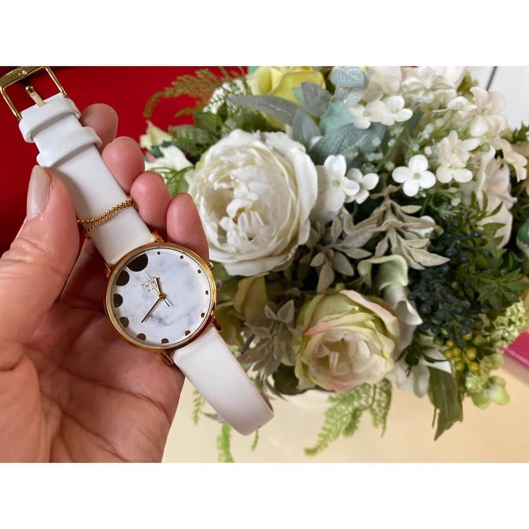 川村茉由さんのインスタグラム写真 - (川村茉由Instagram)「可愛い時計⌚️が届きました💕 夏にぴったりな ホワイト×ゴールド✨ * 夏はシルバーよりゴールド つけたくなるなぁ😊 * #NUWL #NUWLwatch #腕時計」7月19日 17時18分 - mayupi_k