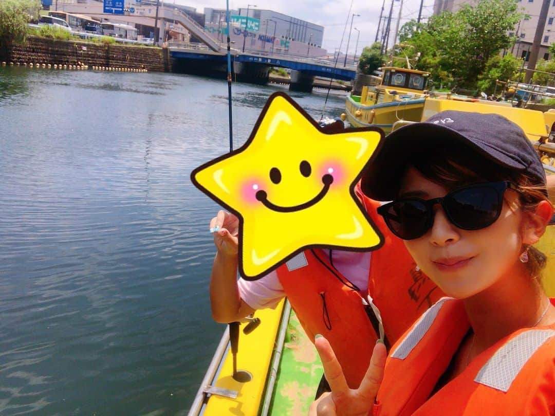 青木茉里奈のインスタグラム：「⛵️ 今日は、初めて釣りに行って来ました🎣⛴ ずっとやってみたいとは思っていたのですが、本当に全くの初心者なので、今日は1匹でも釣れたらいいなと思っていました！でも、1から丁寧に教えて頂いたおかげでなんと、15匹程釣れました🙌🏻✨ 今日は珍しくこんなに波が荒れていたそうで、最初の方は少し船酔いしましたww 一度に2匹釣れた時は凄く嬉しかった(≧∀≦)🧡明日からまた⛳️🏋️‍♀️頑張ろう✨釣り方忘れないうちにまた行けたらいいな✨ ・ ・ ・ #初体験 #釣り #アジ釣り #🐟 #横浜 #磯子」