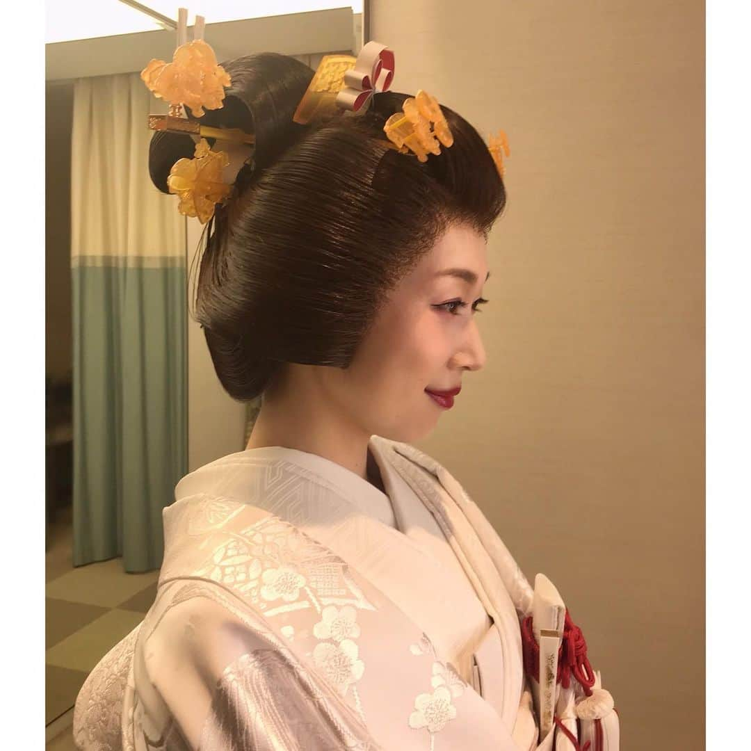 海隼人（有馬佐織）さんのインスタグラム写真 - (海隼人（有馬佐織）Instagram)「ブライズルームにて 今回は角隠し✨👘✨ 自分では、💋主張し過ぎて手が出せない真っ赤なリップ💄✨ 着物だと引き締まって見えるから、悪目立ちしなくて嬉しい😚😚😚 ・ ・ #赤リップ #💄 #自分では難しい #メイクさんのおかげ#❤️ #kimono#japan #角隠し#和装#白無垢 #打掛#紅白#着物 #品良くまとまる#鼈甲簪 #bridal#wedding#和婚 #和#和装ヘア #和装モデル#model #写真#photo #ポートレート#記録 #宝塚og#元宝塚 #海隼人」7月19日 17時30分 - saorimahalo