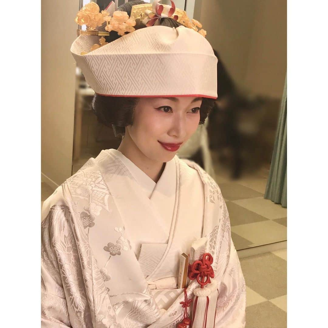 海隼人（有馬佐織）さんのインスタグラム写真 - (海隼人（有馬佐織）Instagram)「ブライズルームにて 今回は角隠し✨👘✨ 自分では、💋主張し過ぎて手が出せない真っ赤なリップ💄✨ 着物だと引き締まって見えるから、悪目立ちしなくて嬉しい😚😚😚 ・ ・ #赤リップ #💄 #自分では難しい #メイクさんのおかげ#❤️ #kimono#japan #角隠し#和装#白無垢 #打掛#紅白#着物 #品良くまとまる#鼈甲簪 #bridal#wedding#和婚 #和#和装ヘア #和装モデル#model #写真#photo #ポートレート#記録 #宝塚og#元宝塚 #海隼人」7月19日 17時30分 - saorimahalo