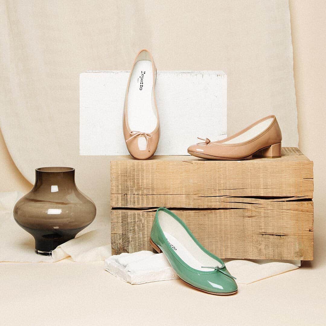 Repettoさんのインスタグラム写真 - (RepettoInstagram)「La collection joue avec les pastels, rencontre merveilleuse entre minéral et végétal, comme un retour à l’essentiel.  The collection plays with pastel shades that encapsulate the divine harmony of nature and its elements.  #repetto #repettoshoes」7月19日 17時32分 - repettoparis