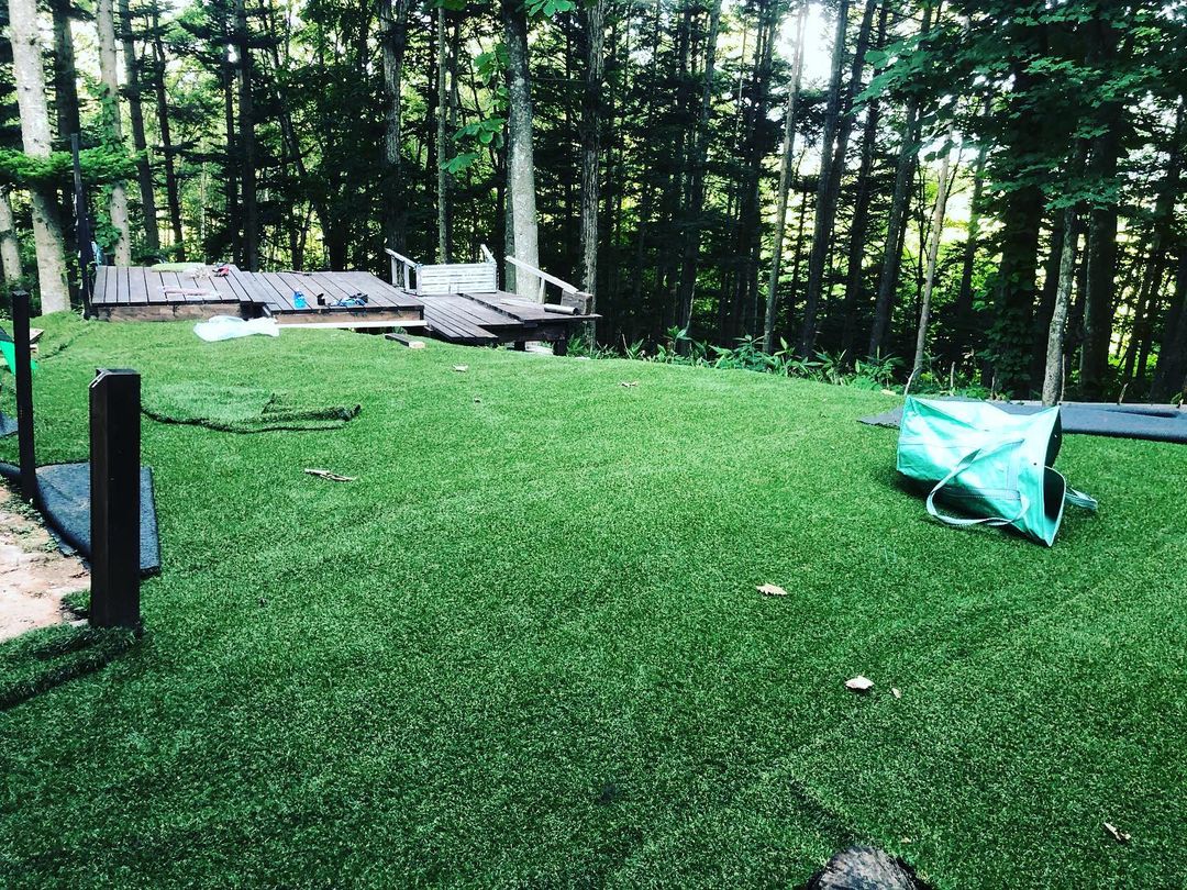 鈴井貴之さんのインスタグラム写真 - (鈴井貴之Instagram)「#ドッグラン 拡張工事進行中。 草をむしり防草シートを張り 人工芝を敷きウッドデッキを作る。 最後に柵を巡らせて完成。 ７月中には作り上げないと夏が終わる。」7月19日 17時43分 - suzuitakayuki