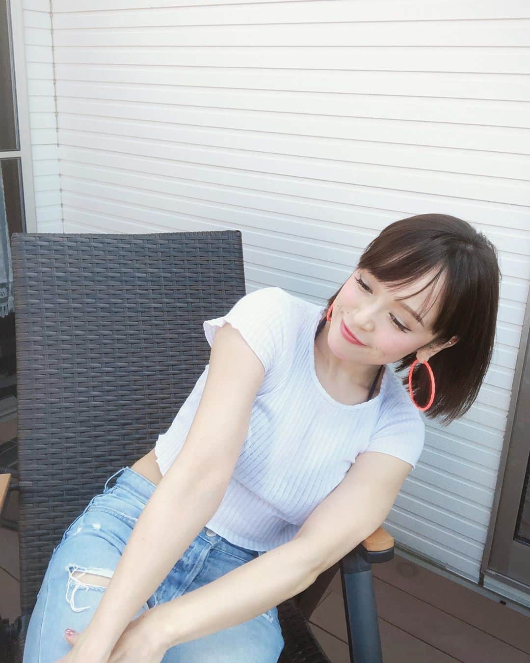 Soweluのインスタグラム：「今日は久しぶりに晴れたねー☀️😭 やっぱり晴れは気持ちがいい✨  雨がずっと続いてて気持ちが かなりどんよりしてたんだけど みんなは大丈夫？ How are youguys doing??  今日は実家のバルコニーで日光浴して、プヨってきたお腹を意識して腹筋したりして。笑 パワーチャージしたからまた明日から気持ち切り替えてポジティブにいくぞっ✊  お願いずっと晴れますように🙏 みんなが笑顔になれますように🙏  Please Be safe and Take care Everyone!!!  Love.  あっ、 1カ月くらい前に久々髪を切って 半年ぶりくらいにカラーリングもしてトーンダウンしたんだけど誰も気づいていないよね？😅 @shigeru_hair  シゲちゃんありがとう！ ・ ・ #sunnyday  #happysunday #charge #energy  #bepositive  #newday」