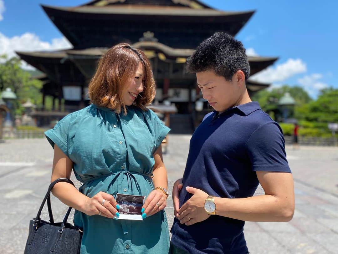 宮川杏奈さんのインスタグラム写真 - (宮川杏奈Instagram)「💙🕊ご報告🕊💙 . この度、新しい命を授かることが出来ました🍀 現在妊婦5ヶ月です🤰🏽💕 順調にいけば年末に産まれる予定です🤲🏽 . 1人の女性として貴重な10ヶ月を体験出来ることに感謝しつつ 1人の女性トレーナーとして 妊娠や出産を経てその後どうボディメイクしていくのかを 体験出来ることが更なる成長に繋がるのではと ワクワクしております😊‼️ . 『今』しか味わえない気持ちや経験を大切に 新しい命を迎える準備をしていきたいと思います💎 . 旦那氏と私の元に宿ってくれた👶🏼にありがとう‼️ お腹の中でしっかり育って ムッキムキで産まれてきてね💪🏽笑❤️ . #妊婦 #妊婦報告 #マタニティ #マタニティコーデ  #マタニティフォト  #パーソナルトレーナー #妊婦トレーニング #産後ダイエット  #マタニティトレーニング #妊婦中期 #筋トレ妊婦 #妊婦5ヶ月 #性別判明は来月  #安産祈願 #安産祈願のお守り」7月19日 17時34分 - an1221na