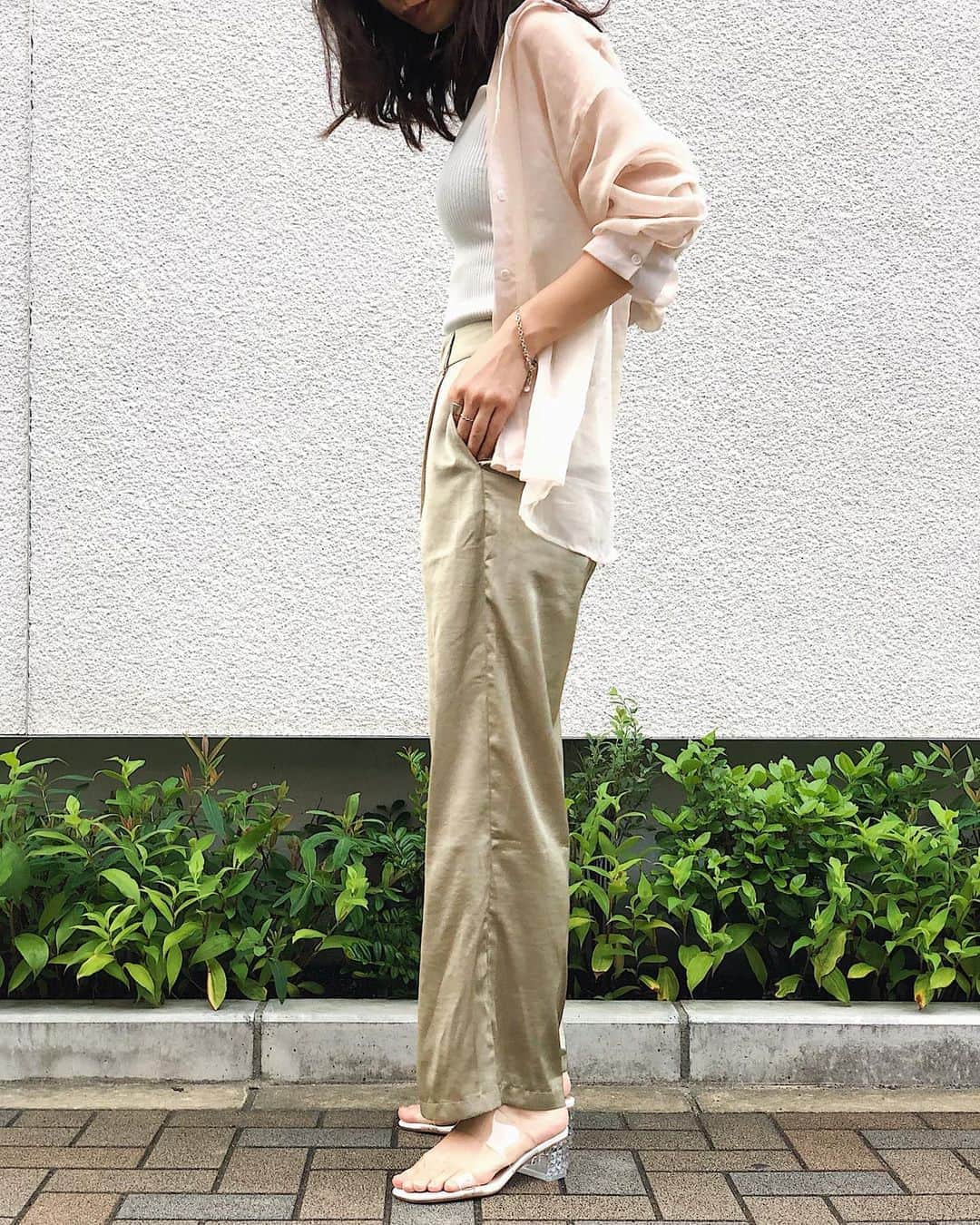伊藤沙織のインスタグラム：「気付いたらフィード投稿が1ヶ月ぶりくらいでした🥺ストーリーはちょこちょこ載せてたけど、バタバタしていたらあっという間に7月も下旬に💭 なかなか履く機会がなかった、 @hanul_store のサテンパンツとクリアサンダルをおろしました✨パンツの履き心地がとっても良くて、色もお気に入り😉サンダルはヒールなのに疲れにくいし、夏っぽい涼しいデザイン👡この夏たくさん登場させようっと🐬 . #hanul  #韓国ファッション #透け感コーデ」